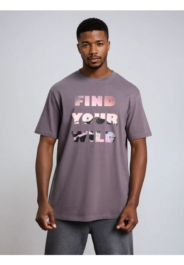 Sinsay - Bawełniana koszulka z napisem - fioletowy. Kolor: fioletowy. Materiał: bawełna. Wzór: napisy