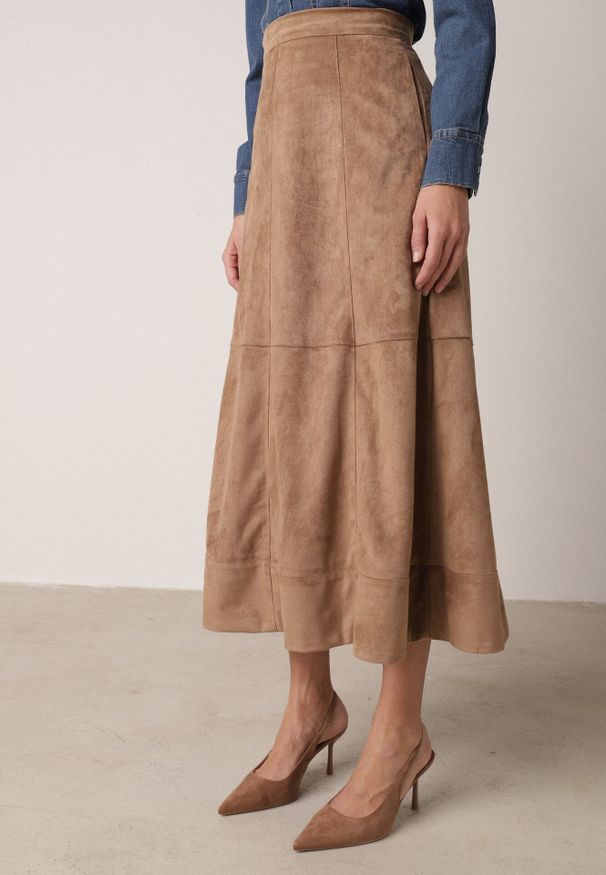 Born2be - Beżowa Rozkloszowana Spódnica z Imitacji Zamszu Basara. Okazja: na co dzień, na spotkanie biznesowe, do pracy. Kolor: beżowy. Materiał: zamsz. Styl: casual, biznesowy, elegancki, klasyczny