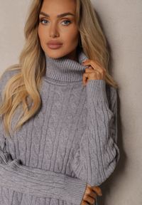 Renee - Szary Golf z Wiskozą o Ozdobnym Splocie Cialisee. Okazja: na co dzień, na spotkanie biznesowe. Typ kołnierza: golf. Kolor: szary. Materiał: wiskoza. Długość rękawa: długi rękaw. Długość: długie. Wzór: ze splotem. Styl: biznesowy, elegancki, casual #4