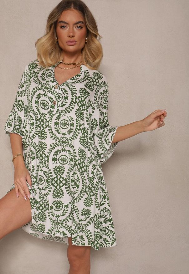 Renee - Zielona Sukienka z Bawełny o Rozkloszowanym Kroju Ozdobiona Guzikami Janivra. Okazja: na co dzień. Typ kołnierza: dekolt w kształcie V. Kolor: zielony. Materiał: bawełna. Wzór: aplikacja. Typ sukienki: rozkloszowane. Styl: elegancki, casual