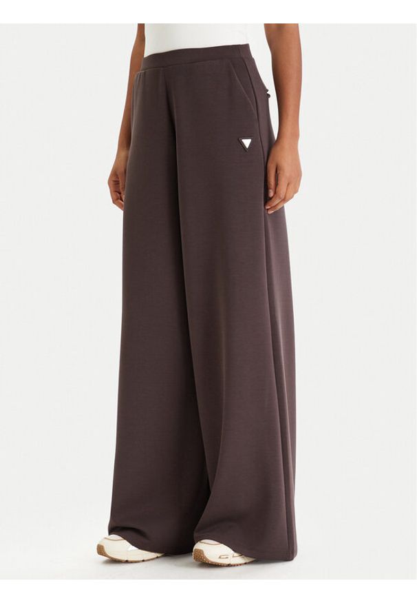 Guess Spodnie dresowe V4YB07 KCAY2 Brązowy Relaxed Fit. Kolor: brązowy. Materiał: syntetyk