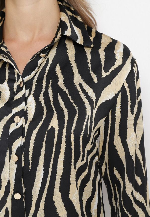 Born2be - Jasnozielona Koszula Nysoya. Okazja: na spotkanie biznesowe. Kolor: beżowy. Materiał: jeans, materiał. Długość rękawa: długi rękaw. Długość: długie. Wzór: nadruk, aplikacja. Styl: klasyczny, biznesowy