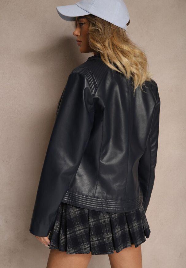 Renee - Granatowa Kurtka Ramoneska z Tłoczeniem na Dole i Paskiem na Nap Zinurina. Okazja: na co dzień. Kolor: niebieski. Materiał: jeans. Styl: klasyczny, elegancki, casual