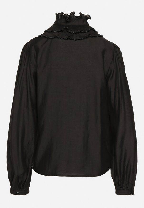 Born2be - Czarna Koszula Retro z Falbankami i Perełkami Przy Dekolcie i Guzikach Nimue. Typ kołnierza: kołnierz z falbankami. Kolor: czarny. Styl: retro