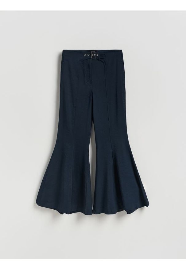 Reserved - Spodnie flare z wiskozą - granatowy. Kolor: niebieski. Materiał: wiskoza