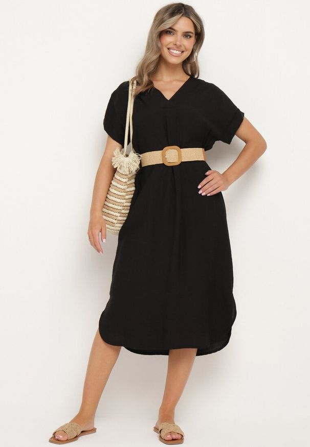 Born2be - Czarna Wiskozowa Sukienka z Paskiem Ozdobionym Plecionką i Klamrą Mlevena. Typ kołnierza: dekolt w kształcie V. Kolekcja: plus size. Kolor: czarny. Materiał: wiskoza. Długość rękawa: krótki rękaw. Wzór: aplikacja. Typ sukienki: dla puszystych. Styl: elegancki