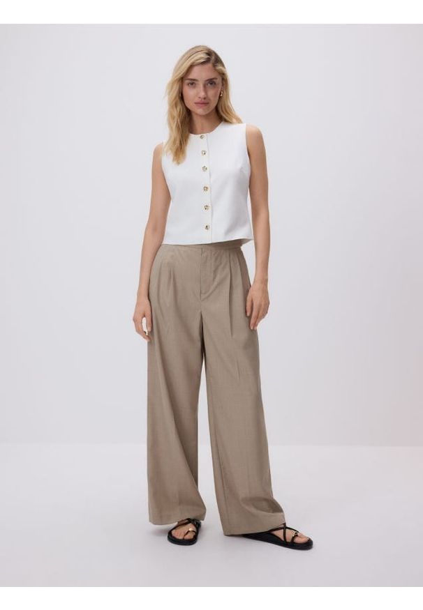 Reserved - Kamizelka z ozdobnymi guzikami - biały. Kolor: biały. Materiał: wiskoza, dzianina