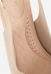 Renee - Ciemnobeżowe Czółenka Slingback VICES z Tkaniny na Niskim Obcasie z Wkładką Soft-Pillow Orinysha. Okazja: na co dzień, do pracy, na spotkanie biznesowe. Nosek buta: szpiczasty. Zapięcie: pasek. Kolor: beżowy. Szerokość cholewki: normalna. Materiał: tkanina. Obcas: na obcasie. Styl: casual, biznesowy, elegancki. Wysokość obcasa: niski #2