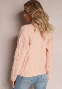 Renee - Jasnoróżowy Klasyczny Sweter w Ozdobny Splot Olgame. Kolor: różowy. Materiał: tkanina, dzianina. Wzór: ze splotem. Styl: klasyczny