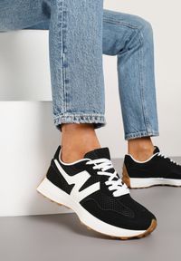 Renee - Czarne Sneakersy Ozdobione Geometrycznym Wzorem Hirreti. Okazja: na co dzień. Kolor: czarny. Materiał: jeans. Wzór: geometria, aplikacja. Obcas: na platformie