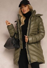Renee - Ciemnozielona Zimowa Kurtka z Ukośnym Pikowaniem i Nieodpinanym Kapturem Siaritha. Okazja: na co dzień, na spacer. Kolor: zielony. Materiał: jeans. Sezon: zima. Styl: elegancki, casual #5