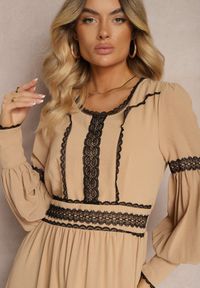 Renee - Beżowa Maxi Sukienka o Rozkloszowanym Kroju z Ozdobną Koronką i Mankietami Kante. Kolor: beżowy. Materiał: koronka. Wzór: koronka. Typ sukienki: rozkloszowane. Długość: maxi #5