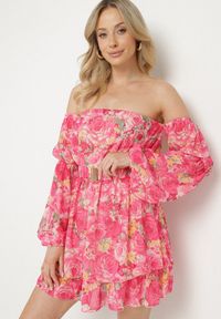 Born2be - Fuksjowa Wiskozowa Sukienka Hiszpanka z Falbanami i Paskiem w Kwiaty Virmoi. Okazja: na spacer, na co dzień. Typ kołnierza: dekolt hiszpanka. Kolor: różowy. Materiał: wiskoza. Wzór: kwiaty. Typ sukienki: proste. Styl: casual #1
