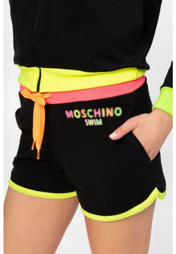 MOSCHINO Czarne szorty damskie z neonowym logo. Kolor: czarny. Materiał: bawełna