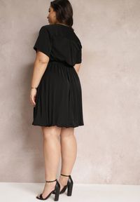 Renee - Czarna Sukienka z Gumką w Pasie i Kopertowym Dekoltem Azrah. Kolor: czarny. Typ sukienki: kopertowe. Długość: mini #4