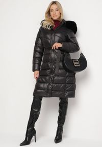 Born2be - Czarna Pikowana Kurtka o Długim Kroju z Odpinanym Kapturem z Futerkiem i Paskiem oleti. Okazja: na co dzień, na spacer. Kolor: czarny. Materiał: futro. Długość: długie. Sezon: zima. Styl: klasyczny, casual, elegancki #2