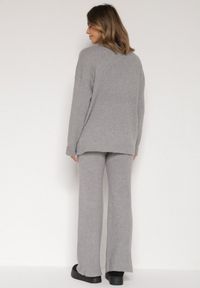 Born2be - Ciemnoszary Komplet z Bawełną i Wełną Sweter z Guzikami i Proste Spodnie Reisadia. Kolor: szary. Materiał: wełna, bawełna #2