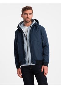 Ombre Clothing - Lekka męska kurtka z kapturem i siateczkową podszewką – granatowa V1. Okazja: na co dzień. Typ kołnierza: kaptur. Kolor: niebieski. Materiał: materiał, tkanina, poliester. Wzór: aplikacja. Styl: casual