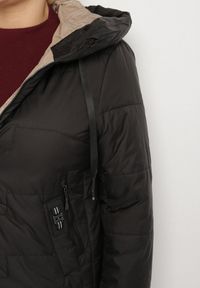 Born2be - Czarna Pikowana Kurtka z Kapturem i Ozdobnymi Suwakami Tulirisa. Okazja: na co dzień. Typ kołnierza: kaptur. Kolekcja: plus size. Kolor: czarny. Materiał: jeans. Styl: sportowy, casual #4