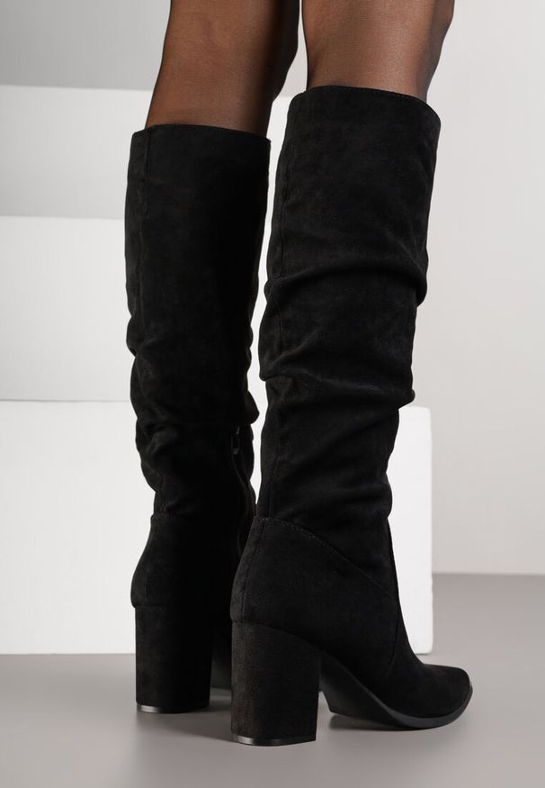 Born2be - Czarne Marszczone Kozaki z Imitacji Zamszu na Słupku Rasinessa. Okazja: na co dzień, do pracy, na spotkanie biznesowe. Kolor: czarny. Materiał: zamsz. Obcas: na słupku. Styl: biznesowy, klasyczny, casual, elegancki