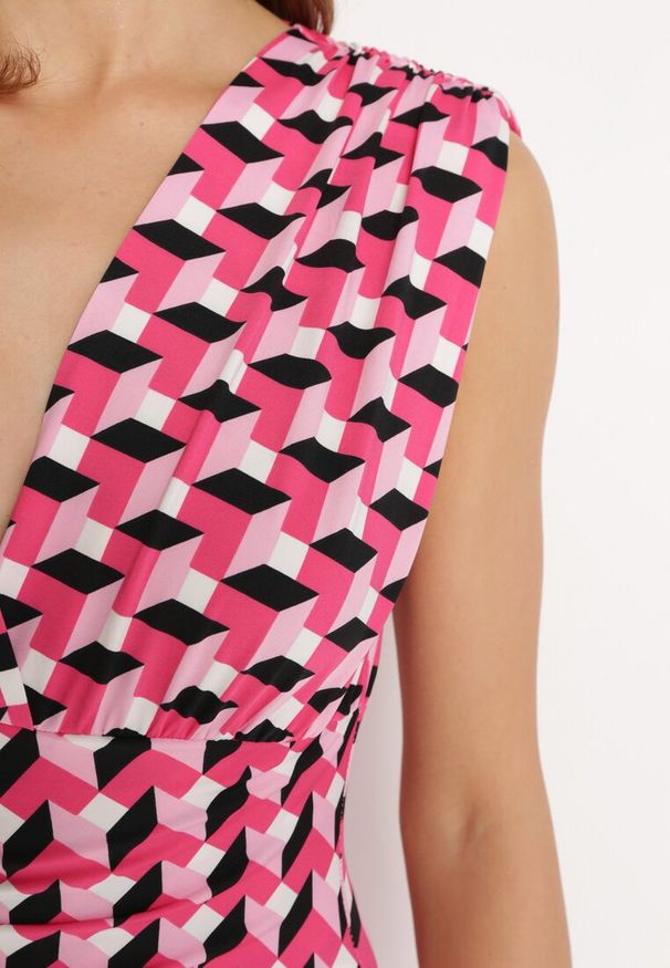 Born2be - Różowo-Czarna Dopasowana Sukienka z Marszczeniem Terysa. Kolor: różowy. Typ sukienki: kopertowe. Długość: maxi