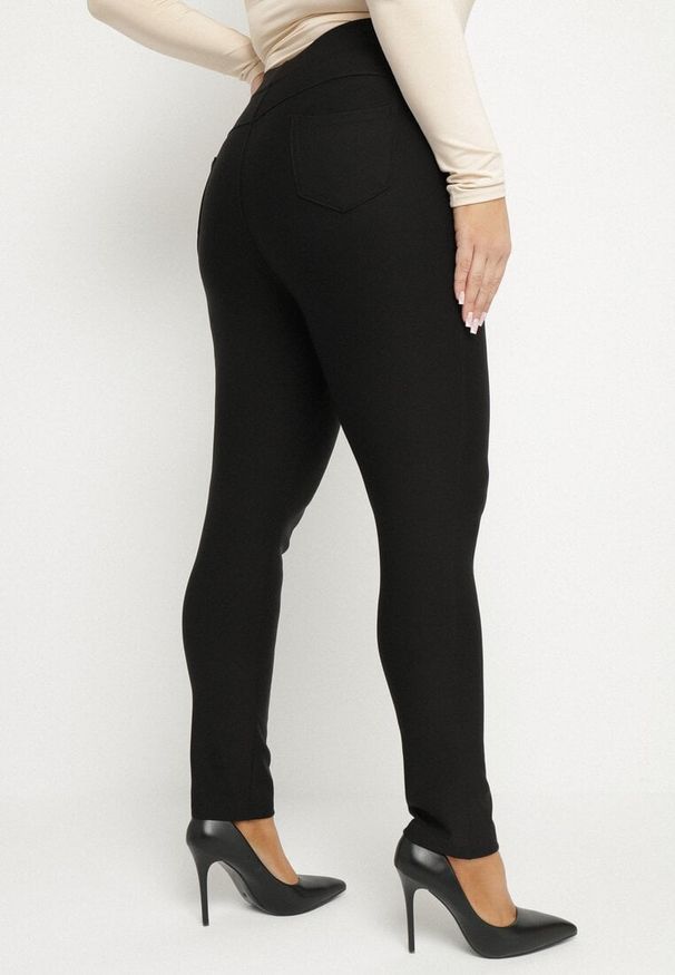 Born2be - Czarne Spodnie o Dopasowanym Kroju z Gumką w Talii Stellivae. Okazja: na co dzień, na spotkanie biznesowe. Kolekcja: plus size. Kolor: czarny. Styl: biznesowy, casual