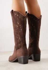 Born2be - Brązowe Botki Kowbojki na Stożku z Imitacji Zamszu z Ażurowymi Wstawkami Crela. Okazja: na co dzień, na randkę. Kolor: brązowy. Materiał: zamsz. Wzór: ażurowy. Obcas: na stożku. Styl: casual, elegancki, boho, klasyczny. Wysokość obcasa: niski #3