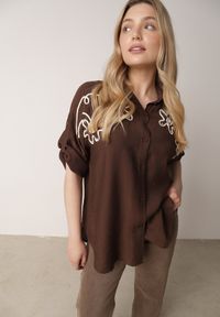 Born2be - Brązowa Nietoperzowa Koszula z Wiskozy z Haftem i Podpinanymi Rękawami Jilyla. Okazja: do pracy, na co dzień. Kolor: brązowy. Materiał: wiskoza. Długość: długie. Wzór: haft. Styl: elegancki, casual #1