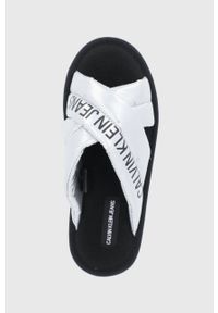 Calvin Klein Jeans Kapcie kolor srebrny. Nosek buta: okrągły. Kolor: srebrny. Materiał: materiał, guma. Wzór: gładki #2