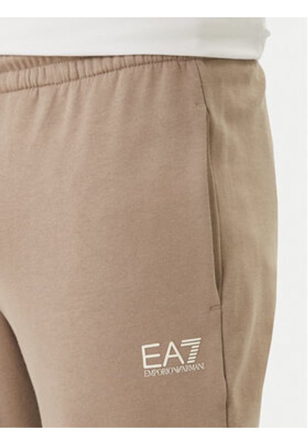 EA7 Emporio Armani Dres 7M001610 AF12451 U6167 Beżowy Regular Fit. Kolor: beżowy. Materiał: bawełna