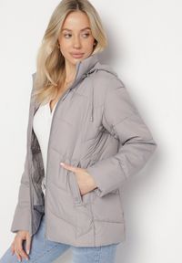 Born2be - Jasnoszara Kurtka z Pikowanymi Przeszyciami i Odpinanym Kapturem Felanwen. Okazja: na co dzień. Kolor: szary. Materiał: jeans. Styl: casual, elegancki, sportowy #4