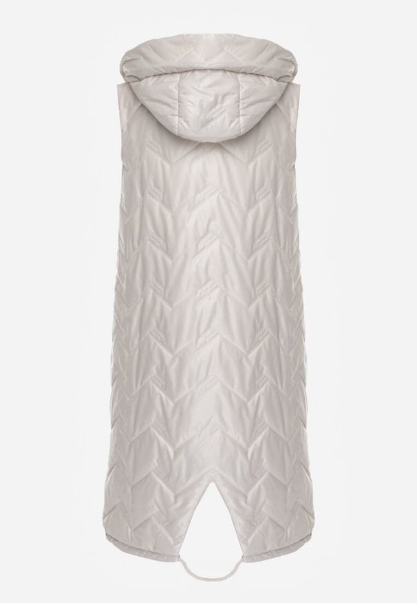 Renee - Jasnoszara Długa Pikowana Kamizelka z Kapturem i Ozdobną Naszywką Mentape. Typ kołnierza: kaptur. Kolor: szary. Długość: długie. Wzór: aplikacja. Styl: sportowy