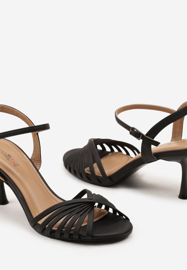 Born2be - Czarne Sandały z Ekoskóry na Cienkiej Szpilce z Regulowanym Paskiem przy Kostce Mariqua. Okazja: na randkę, na ślub cywilny, na wesele. Zapięcie: pasek. Kolor: czarny. Obcas: na szpilce