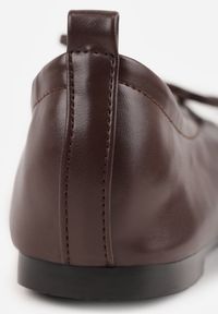 Renee - Brązowe Balerinki z Wiązaniem na Rzemyki Juliessa. Kolor: brązowy. Wzór: aplikacja. Obcas: na obcasie. Styl: klasyczny, elegancki. Wysokość obcasa: niski #7