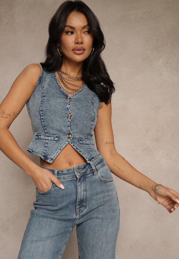 Renee - Niebieska Kamizelka Jeansowa z Bawełną Ozdobiona Imitacją Kieszeni Mailirisa. Okazja: na co dzień. Kolor: niebieski. Materiał: bawełna, jeans. Wzór: aplikacja. Styl: casual, elegancki