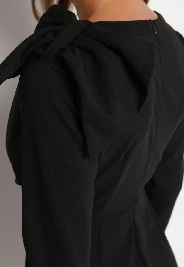 Born2be - Czarna Dopasowana Sukienka Koktajlowa Ozdobiona Kokardą i Rozcięciem na Linnaea. Okazja: na co dzień. Typ kołnierza: kokarda. Kolor: czarny. Wzór: aplikacja. Typ sukienki: dopasowane. Styl: wizytowy