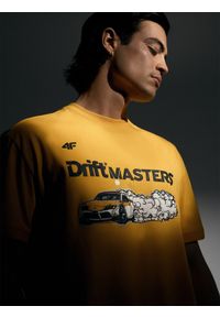 4f - 4F T-shirt regular z nadrukiem uniseks 4F x Drift Masters - żółty L. Okazja: na co dzień. Kolor: żółty. Materiał: materiał, bawełna, jersey, dzianina. Długość rękawa: krótki rękaw. Długość: krótkie. Wzór: nadruk. Styl: sportowy, klasyczny, casual #1