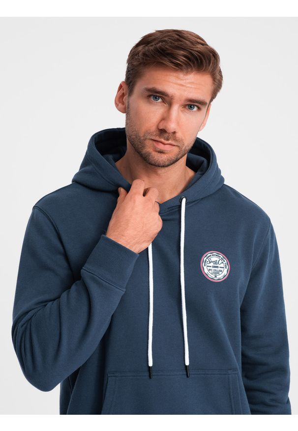 Ombre Clothing - Męska dresowa bluza kangurka z kapturem i naszywką w stylu college – granatowa V2 OM-SSNZ-0144 - XXL. Okazja: na co dzień. Typ kołnierza: kaptur. Kolor: niebieski. Materiał: dresówka. Wzór: aplikacja. Styl: klasyczny, elegancki, sportowy, casual