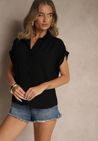 Renee - Czarna Koszula z Wiskozy Ozdobiona Podwinięciami Tilaruna. Okazja: na co dzień. Typ kołnierza: kołnierzyk klasyczny. Kolor: czarny. Materiał: wiskoza. Długość rękawa: krótki rękaw. Długość: krótkie. Wzór: aplikacja. Styl: klasyczny, elegancki, casual