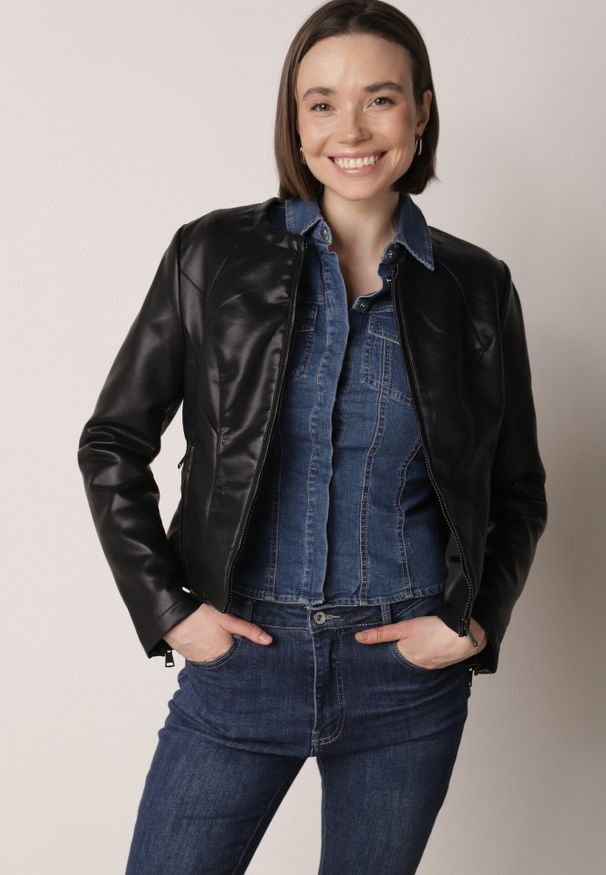 Born2be - Czarna Przejściowa Kurtka Taliowana Ramoneska bez Kołnierzyka Nissanea. Okazja: na co dzień. Typ kołnierza: bez kołnierzyka. Kolor: czarny. Materiał: poliester. Styl: casual, klasyczny