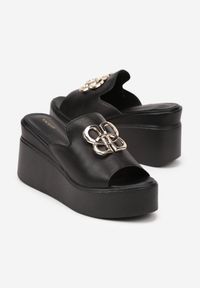 Born2be - Czarne Klapki Vices na Koturnie z Metaliczną Aplikacją Nitovella. Okazja: na co dzień. Kolor: czarny. Materiał: jeans. Wzór: aplikacja. Sezon: lato, wiosna. Obcas: na koturnie. Styl: elegancki, casual #4