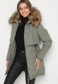 Born2be - Zielona Casualowa Kurtka Parka z Kapturem z Futerkiem Nallorea. Okazja: na co dzień. Typ kołnierza: kaptur. Kolor: zielony. Materiał: futro. Styl: casual #5
