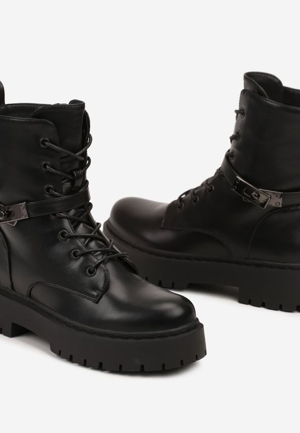 Born2be - Czarne Botki Workery na Grubej Podeszwie z Metaliczną Aplikacją Verilly. Okazja: na co dzień. Kolor: czarny. Materiał: jeans. Wzór: aplikacja. Obcas: na obcasie. Styl: elegancki, casual. Wysokość obcasa: średni