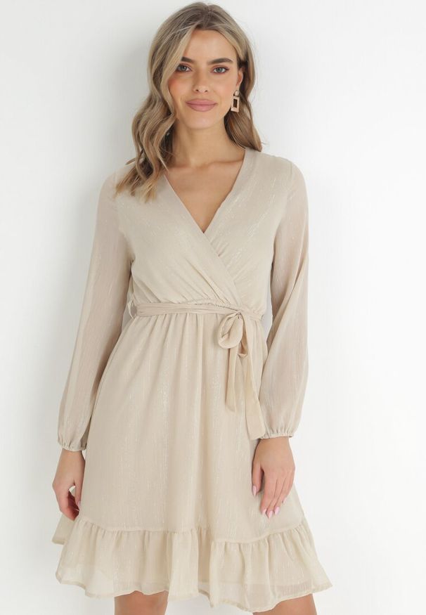 Born2be - Beżowa Sukienka Pronestra. Kolor: beżowy. Materiał: tkanina, materiał. Wzór: gładki. Typ sukienki: kopertowe. Styl: elegancki. Długość: mini