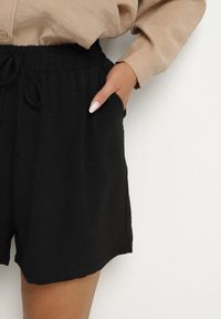 Born2be - Czarne Szorty z Wiskozą i Wiązaniem Sarumia. Okazja: na co dzień. Kolor: czarny. Materiał: wiskoza. Sezon: lato. Styl: casual #4
