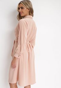 Born2be - Różowa Koszulowa Sukienka Trapezowa z Wiązaniem Renner. Kolor: różowy. Materiał: materiał. Długość rękawa: długi rękaw. Typ sukienki: trapezowe, koszulowe