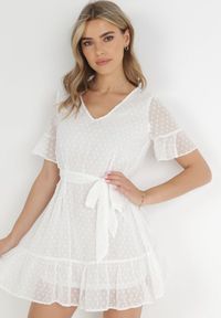 Born2be - Biała Sukienka Acalopei. Okazja: na imprezę. Typ kołnierza: dekolt w serek. Kolor: biały. Materiał: tkanina, materiał. Typ sukienki: trapezowe. Styl: wizytowy. Długość: mini #3