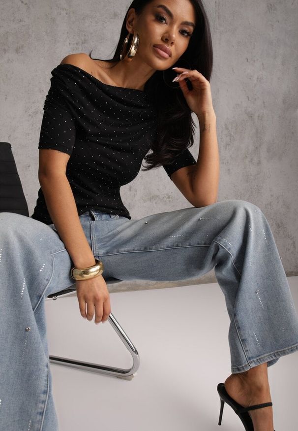 Renee - Czarna Bluzka z Dekoltem Typu Łódka Ozdobiona Cyrkoniami Neaninna. Okazja: na co dzień. Kolor: czarny. Materiał: poliester, jeans. Wzór: aplikacja. Styl: casual, elegancki