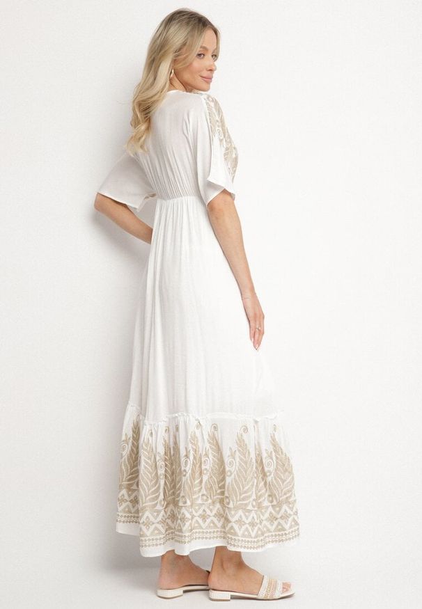 Born2be - Biała Wiskozowa Sukienka z Kopertowym Dekoltem i Haftem z Metaliczną Nicią Emhiris. Okazja: na co dzień. Kolor: biały. Materiał: wiskoza. Długość rękawa: krótki rękaw. Wzór: haft. Typ sukienki: kopertowe. Styl: casual, klasyczny