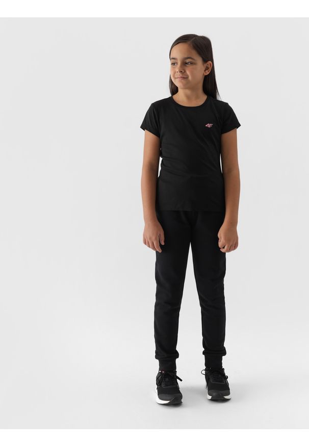4F JUNIOR - Spodnie dresowe joggery dziewczęce - czarne. Okazja: na co dzień. Kolor: czarny. Materiał: dresówka. Wzór: gładki, ze splotem. Styl: młodzieżowy, casual, sportowy